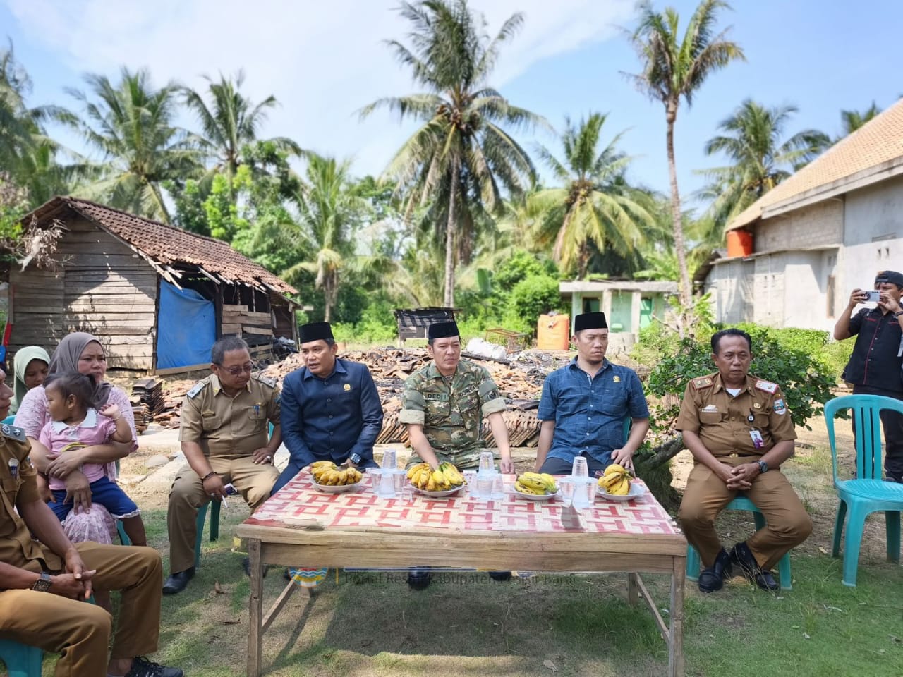 BUPATI DEDI IRAWAN SERAHKAN BANTUAN KEPADA KORBAN KEBAKARAN DI SUMBER REJO