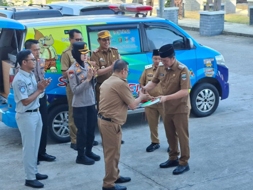 BUPATI PESISIR BARAT SERAHKAN MOBIL OPERASIONAL SAMSAT KELILING UNTUK TINGKATKAN PELAYANAN PUBLIK