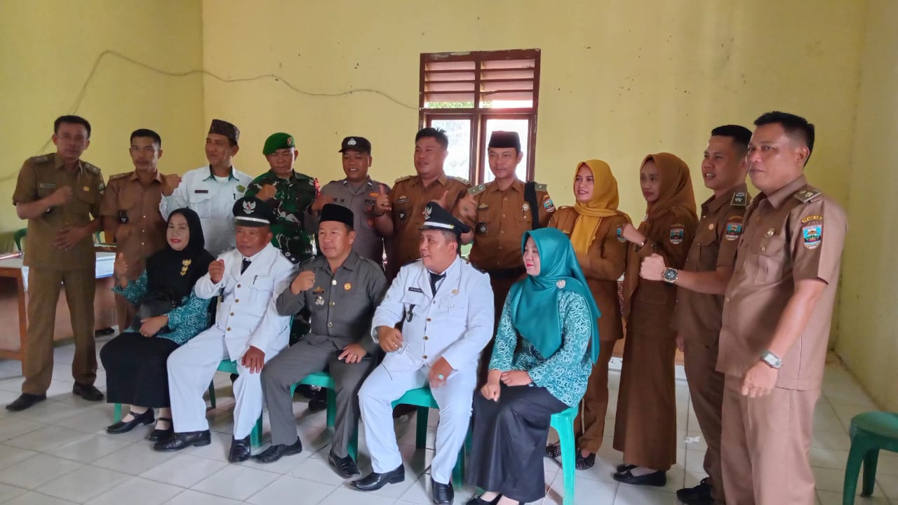 Camat Bengkunat Lantik Dua Penjabat Peratin di Way Haru dan Way Tias