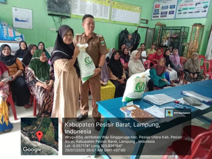 Pekon Kota Karang Salurkan Beras Bantuan Kepada 81 KPM