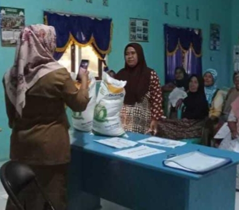 Pekon Kerbang Dalam Salurkan Beras Pangan 20 Kilogram