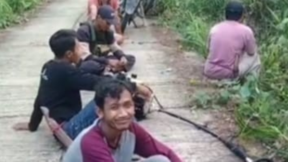 Sambut HUT ke-80 RI, warga Pekon Pemancar gelar gotong royong massal.