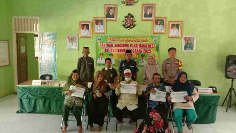 20 Keluarga Penerima Manfaat (KPM) Pekon Pemerihan, Kecamatan Krui Selatan, menerima Bantuan Langsung Tunai Dana Desa (BLT-DD) tahap pertama