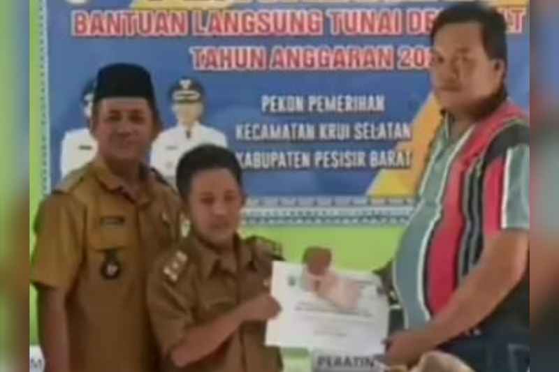 27 Keluarga Penerima Manfaat (KPM) Pekon Pemerihan, Kecamatan Krui Selatan, menerima Bantuan Langsung Tunai Dana Desa (BLT-DD) tahap kedua