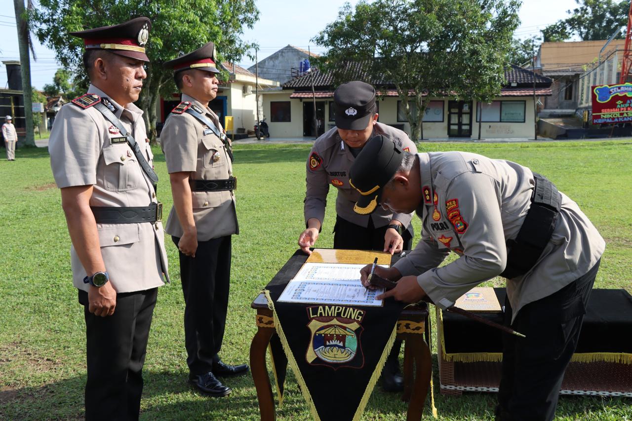 Polres Way Kanan Gelar Upacara Sertijab Kabag SDM dan Kapolsek Umpu Semenguk